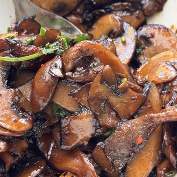 Willi's Seafood & Raw Bar - Duncan's Exotic Mushrooms with Garlic Confit & Umami Honey - Seafood Near Me - Healdsburg, California