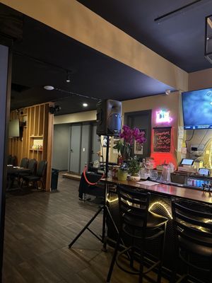 Tee Off Bar & Grill by null
