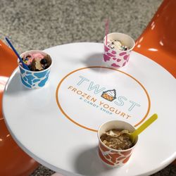Twist Frozen Yogurt - Frozen yogurt