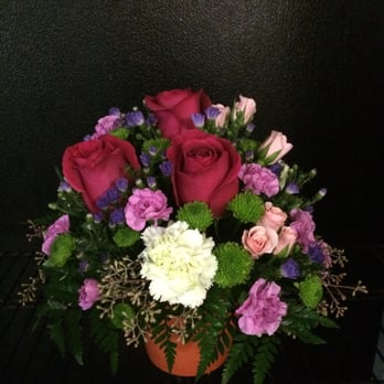 Akron Colonial Florists - this is the arrangement which was delivered  :( - Nurseries & Gardening Near Me - Akron, Ohio