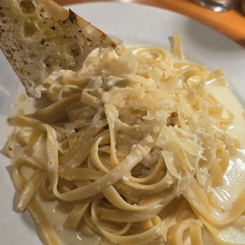 Copperstone - Classic Alfredo with garlic bread (yum) - Italian Near Me - Snoqualmie, Washington Copperstone - Classic Alfredo with garlic bread (yum) - Italian Near Me - Snoqualmie, Washington