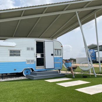 Blue Skies Retro Resort - Our lawn - Vacation Rentals Near Me - Willow City, Texas