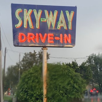 Skyway Drive-In Restaurant - Outside - Burgers Near Me - Fairlawn, Ohio