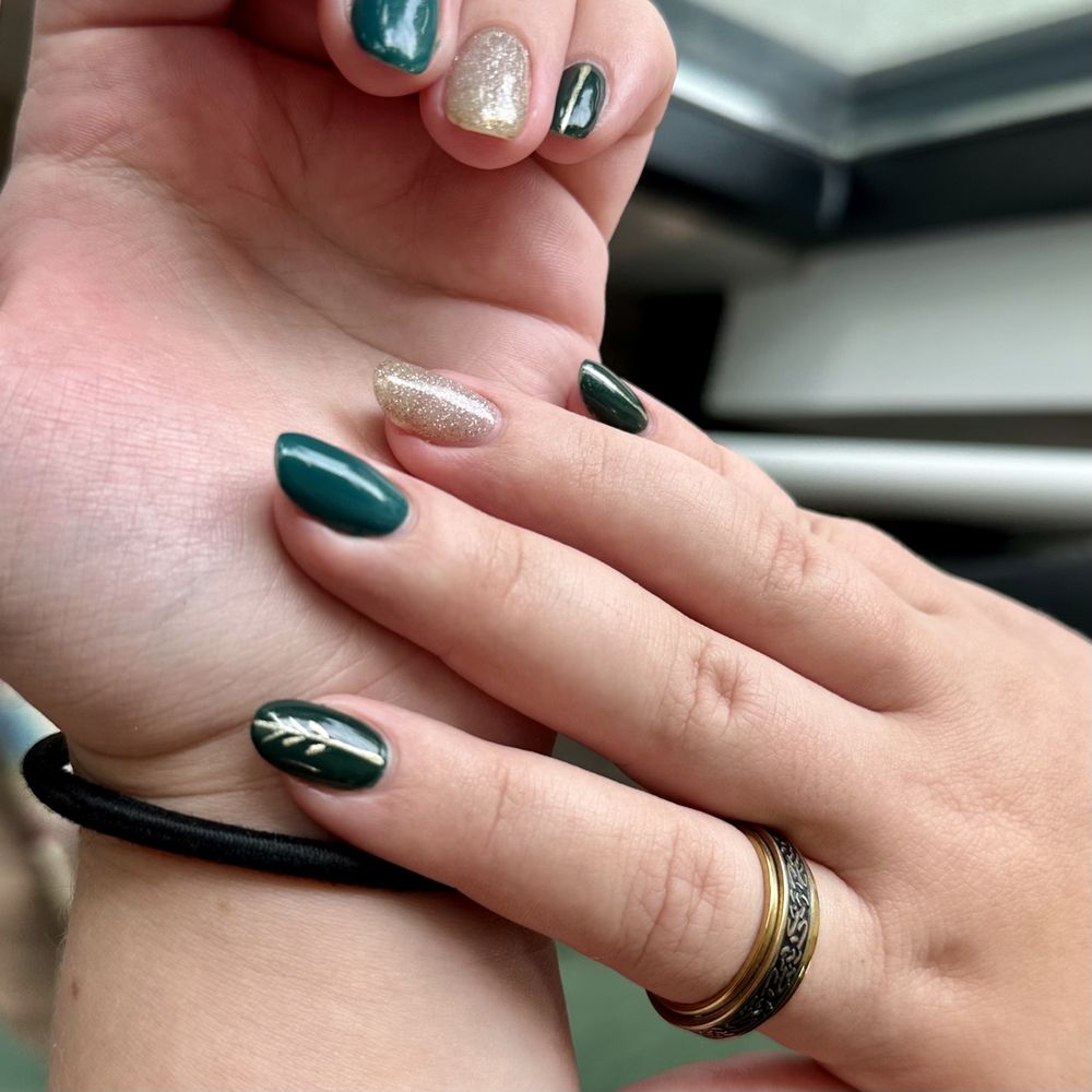 Tomilynns Nails Logo
