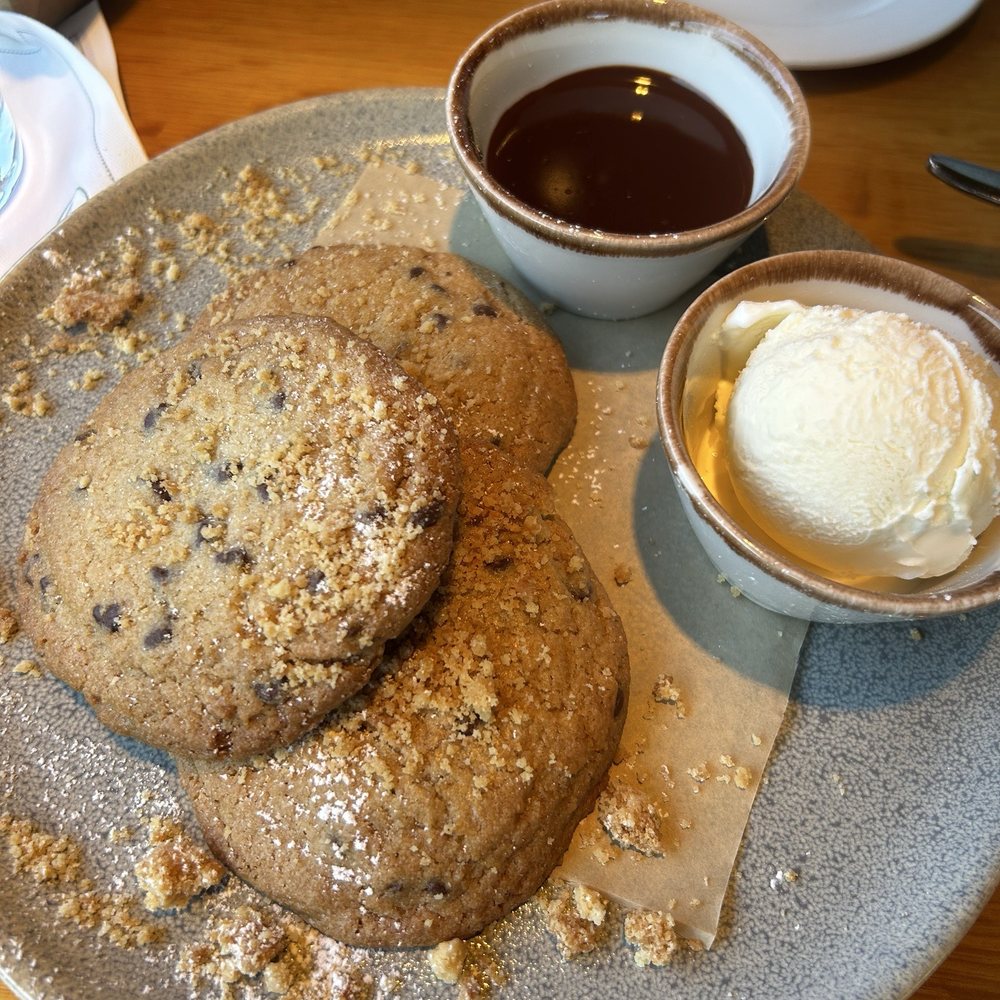 Warm chocolate chip cookies with ice cream and hot fudge - Delicious! Warm chocolate chip cookies with ice cream and hot fudge - Delicious!