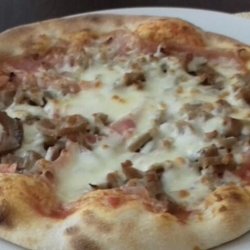 Pizza Parma - Pizza mit Schinken , Dönerfleisch und Käse