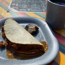 Calembras - Taco Tote - Taco de chicharrón guisado.