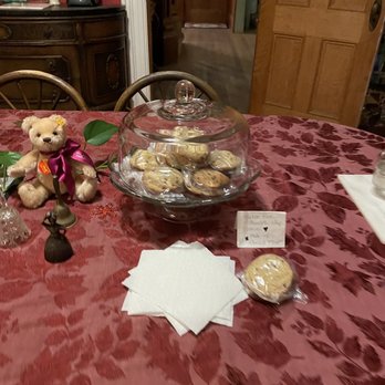 The Hugging Bear Inn & Shoppe - Homemade cookies fresh after a day at the mountain - Hotels Near Me - Chester, Vermont The Hugging Bear Inn & Shoppe - Homemade cookies fresh after a day at the mountain - Hotels Near Me - Chester, Vermont