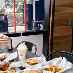 Carl's Jr - Presentation of meals served.