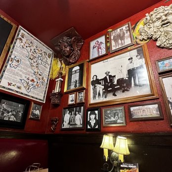 Buca di Beppo Italian Restaurant - There are incredible pictures everywhere! - Italian Near Me - Universal City, California