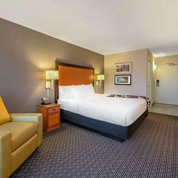 La Quinta Inn & Suites New Orleans Airport - Guest room