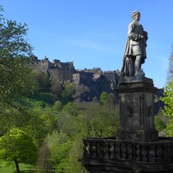 Local Eyes Tours - Allan Ramsay, the poet and wigmaker, with Edinburgh Castle in the background