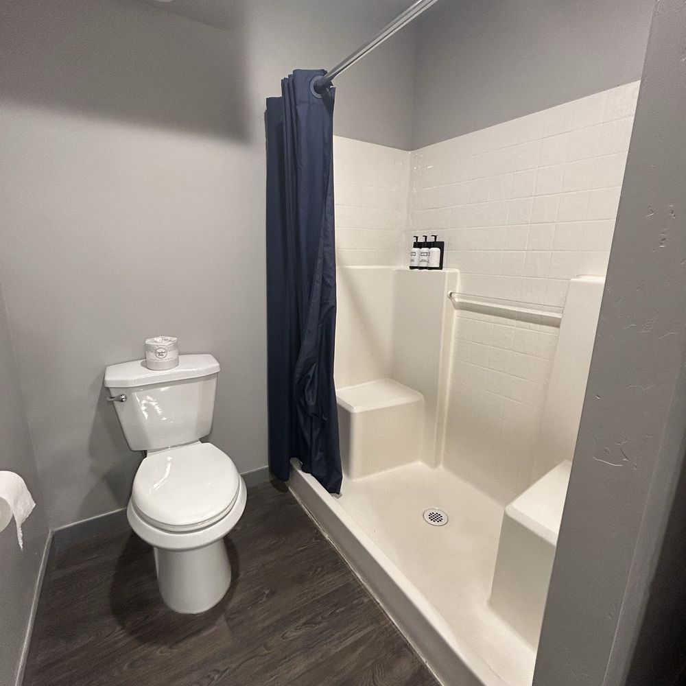 Americana Modern Hotel - Bathroom - includes walk-in shower - Hotels Near Me - Redding, California Americana Modern Hotel - Bathroom - includes walk-in shower - Hotels Near Me - Redding, California