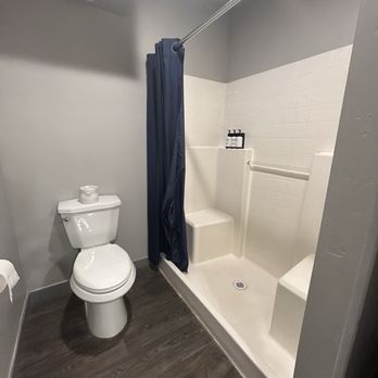 Americana Modern Hotel - Bathroom - includes walk-in shower - Hotels Near Me - Redding, California Americana Modern Hotel - Bathroom - includes walk-in shower - Hotels Near Me - Redding, California