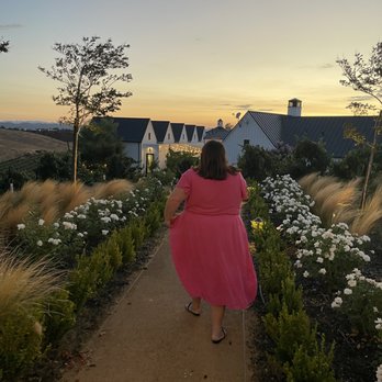 The New Inn - Walking back through the rose garden. - Hotels Near Me - Temecula, California