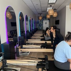Neaumix Fit - 8 reformers with well lit mirrors