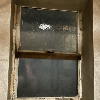 Midtown Escapes - The window in the shower in the bathroom. - Vacation Rentals Near Me - Ruidoso, New Mexico