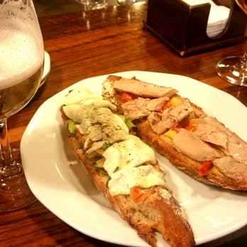 Tempranillo - Queso de cabra fundido con verduras y lomo de ventresca de bonito con pimientos asado. - Wine Bars Near Me - Madrid, M