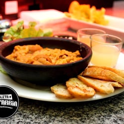 Caleta Lastarria - Caleta Lastarria es un restaurante de cocina tradicional chilena, enfocado en pescados y mariscos, sin dejar de lado las carnes.