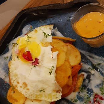 Brunch & Cake - Huevo con patatas y salchichas, salsa al lado. Brunch & Cake, Carrer d'Enric Granados - Breakfast & Brunch Near Me - Barcelona, B Brunch & Cake - Huevo con patatas y salchichas, salsa al lado. Brunch & Cake, Carrer d'Enric Granados - Breakfast & Brunch Near Me - Barcelona, B