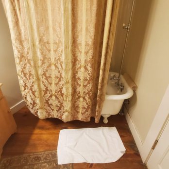 Victoria Inn - Clawfoot bathtub - Hotels Near Me - Murphys, California