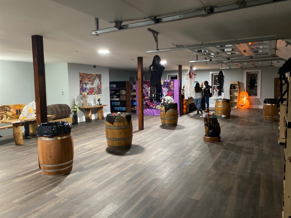 DEAD HEAD WINERY Updated September 2024 20 Photos 300 2nd St