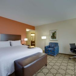 Hampton Inn & Suites Philadelphia/Bensalem - Guest room