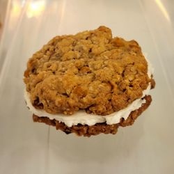 Honeycomb Cafe Bramwell - Oatmeal cream pie