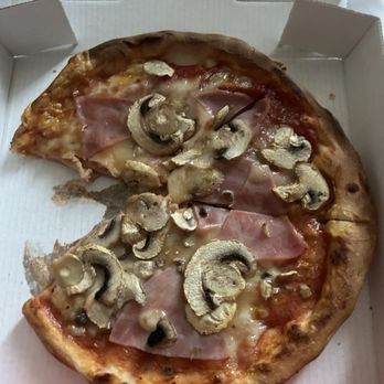 Pizzeria Pepé - Pizza with ham and mushrooms - Pizza Near Me - Mainz, RP Pizzeria Pepé - Pizza with ham and mushrooms - Pizza Near Me - Mainz, RP