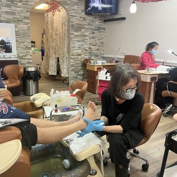 2k Nails - Pera was multi tasking with appointments and walk ins - Nail Salons Near Me - Mission Hills, California