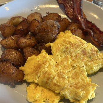 Vivian's  Cafe - Scrambled eggs with potatoes & bacon - Diners Near Me - Studio City, California