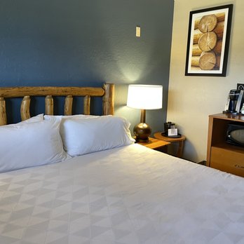 Holiday Inn The Lodge at Big Bear Lake - 4th floor room - Big Bear, CA