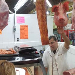 Mercado Culhuacan 186 - Carnicero y cabeza de cerdo en el interior del mercado.