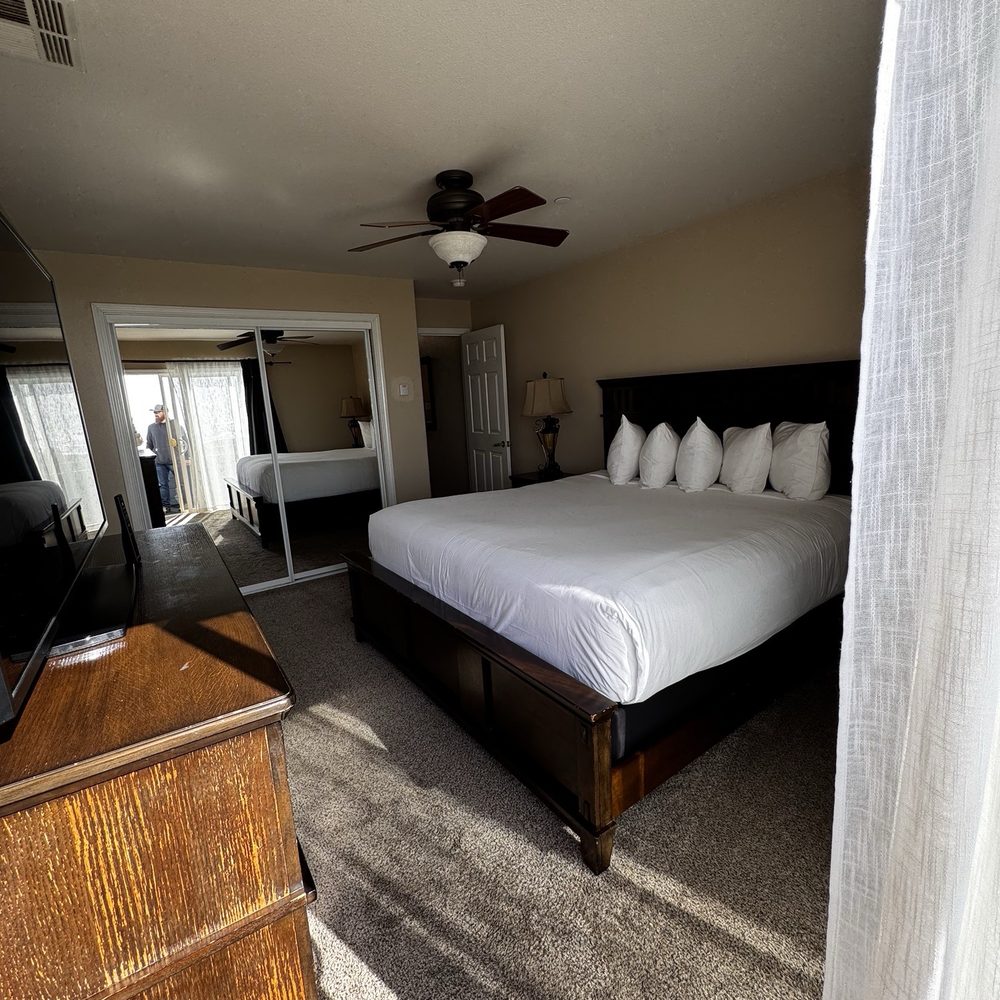 Surf and Sand Lodge - Main master bedroom - Hotels Near Me - Fort Bragg, California Surf and Sand Lodge - Main master bedroom - Hotels Near Me - Fort Bragg, California