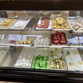 Astoria Cafe & Bakery - Geneva  - Desserts Near Me - Geneva, Illinois