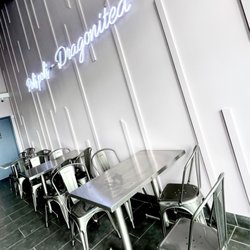 Poki Poki & Dragonitea - Decor and seating.