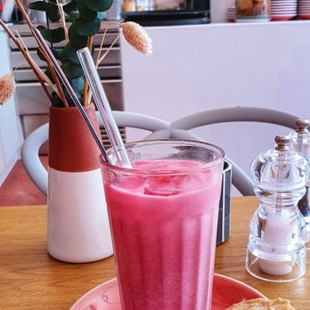 Juicery by em - Iced Pink Latte - Breakfast & Brunch Near Me - Hamburg, HH