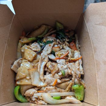Khao Niao Thai-Lao Restaurant - Pad Kee Mao - Thai Near Me - Omaha, Nebraska