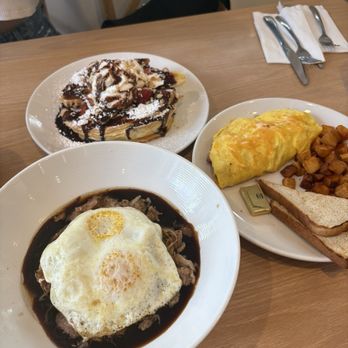 Aloha Kitchen - Loco Moco Da Kine Omelet Fruit Souffle Pancakes - Breakfast & Brunch Near Me - Honolulu, Hawaii
