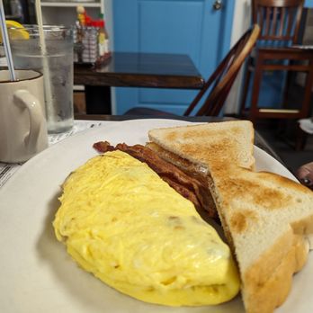 Cypress Cafe - Make your own omelette with bacon and toast - Cafes Near Me - Jupiter, Florida