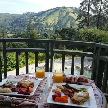 Bella Vista Bed & Breakfast - Our AMAZING breakfast and morning view!!!! The quiche and sausage were to die for and those scones were mouth watering! - Bed & Breakfast Near Me - Placerville, California