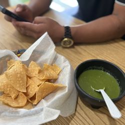 Cemitas Puebla - Chips and salsa