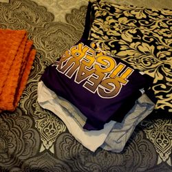 TNT Washateria - This is clean and folded clothes on top of the sheets and bead spread and pillow cases.