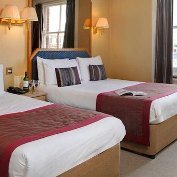 Burns Hotel - burns hotel bedrooms - Hotels Near Me - Kensington, XGL