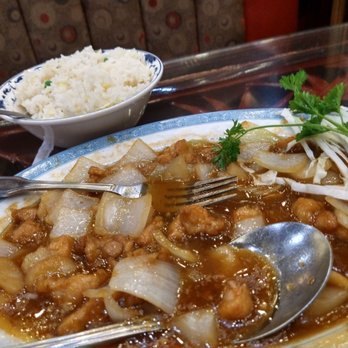 Chef Lee's Peking Restaurant - It was supposed to be a chicken plate.... 30 bucks for a plate of onions and a bowl of cold rice. Sweet tea was very good though.. - Chinese Near Me - Columbus, Georgia
