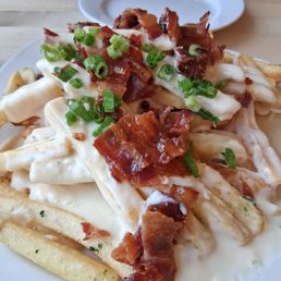 Garlic fries with sauce and bacon