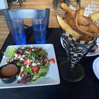 Spade And Spatula - Strawberry salad - Gastropubs Near Me - Blue Jay, California Spade And Spatula - Strawberry salad - Gastropubs Near Me - Blue Jay, California