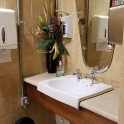 Swans Chinese Restaurant - Ladies room is older, but it's clean.