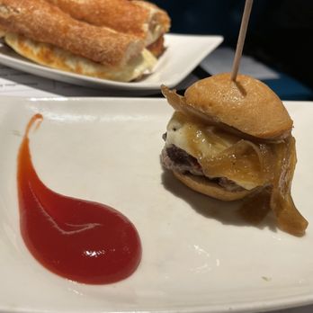 Vinitus - Mini burger - Tapas Bars Near Me - Barcelona, B