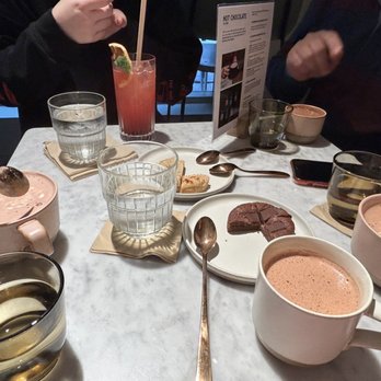 Fjåk Chocolate - Amazing selection of coffee, teas, hot chocolate, cookies, ice cream and candy! YUM!!! And completely decadent and nothing was over sweet! - Cafeteria Near Me - Bergen